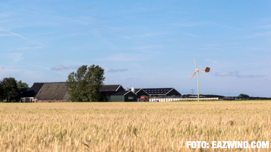 Graan vlakte met boerderij en kleine windmolen. Foto: eazwind.com