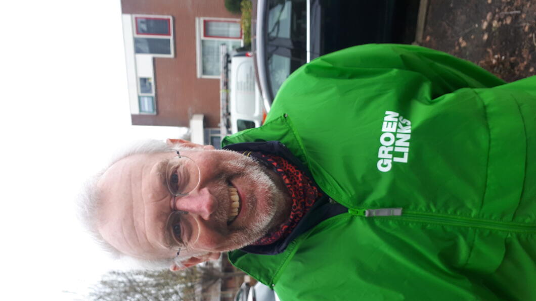 Jan Stevens met een GroenLinks jasje aan
