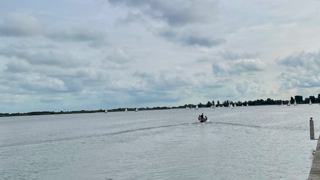 rustig vaarwater met bootje aan de horizon