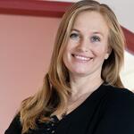 Foto van Karen Schoonheim. Ze kijkt lachen de camer in. Los blond haar en zwarte kleding.