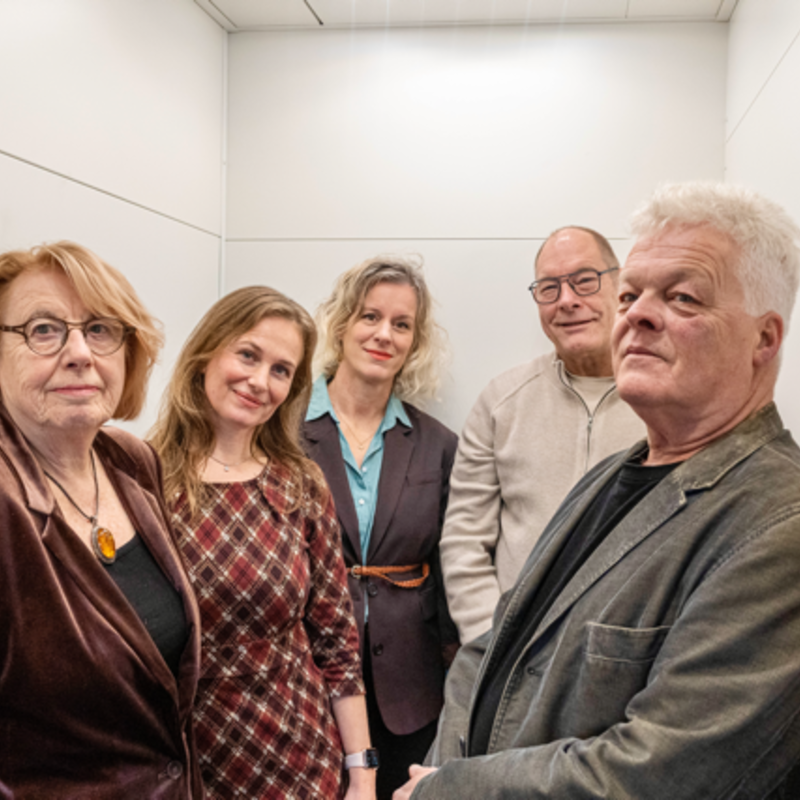 fractie in lift, kijken vriendelijk in de camera