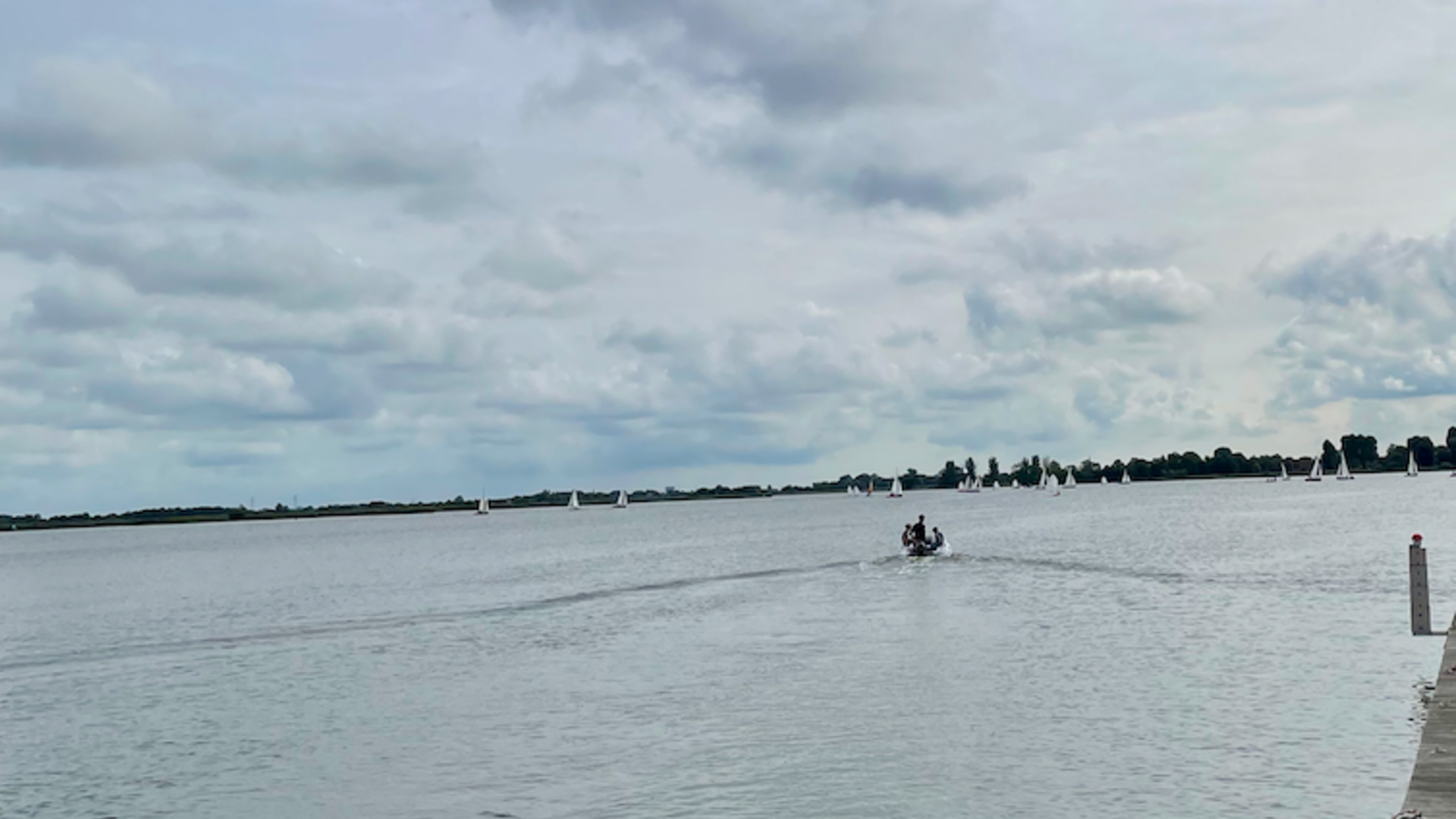 rustig vaarwater met bootje aan de horizon