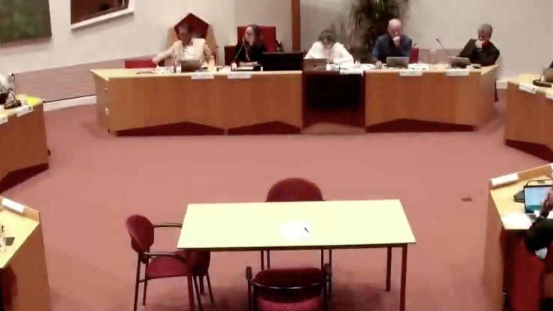 De raad van Wormerland in de raadszaal achter hun tafels gezeten.