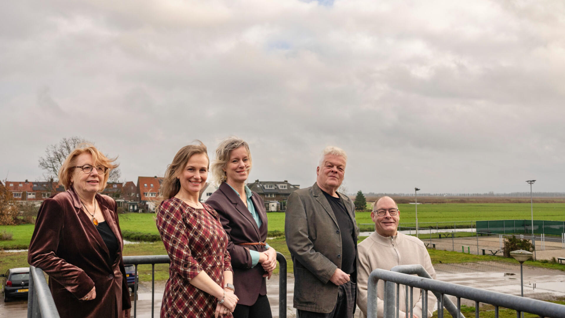 fractie op metalen balkon met ijsbaanterrein op de achtergrond