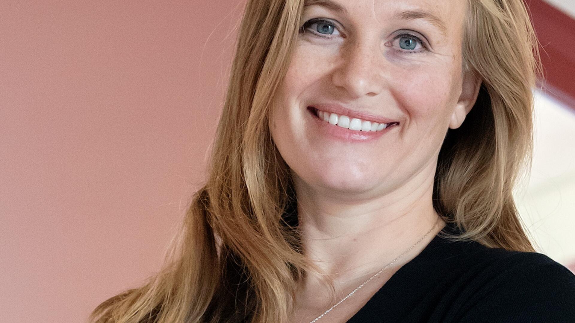 Foto van Karen Schoonheim. Ze kijkt lachen de camer in. Los blond haar en zwarte kleding.