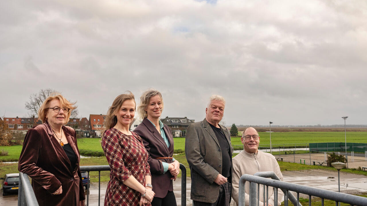 fractie op metalen balkon met ijsbaanterrein op de achtergrond